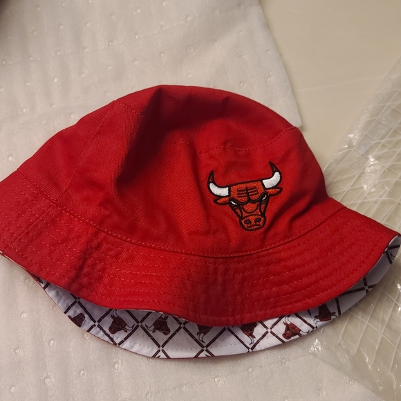 Reversible Chicago Bulls Bucket Hat - Picture 3 of 13